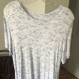 men’s white and blue t shirt